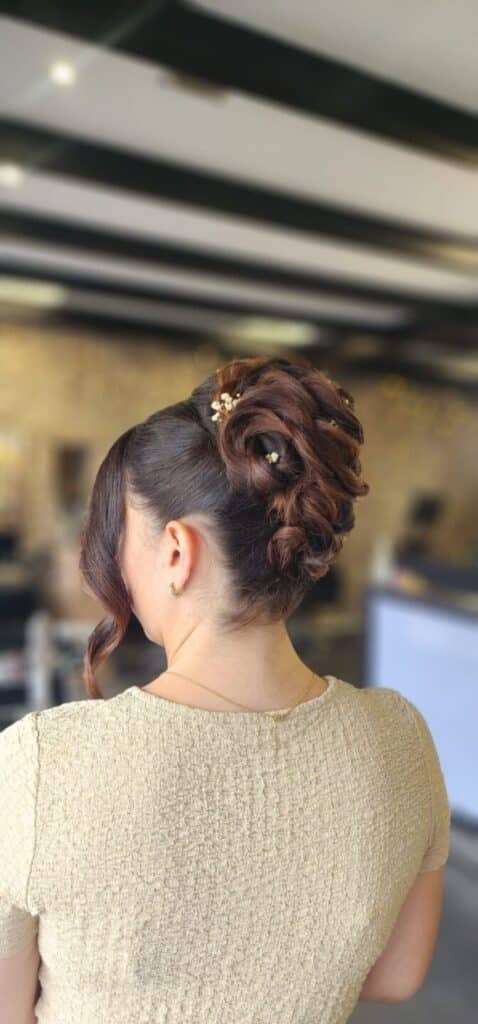 chignon_haut_boucle_ceremonie