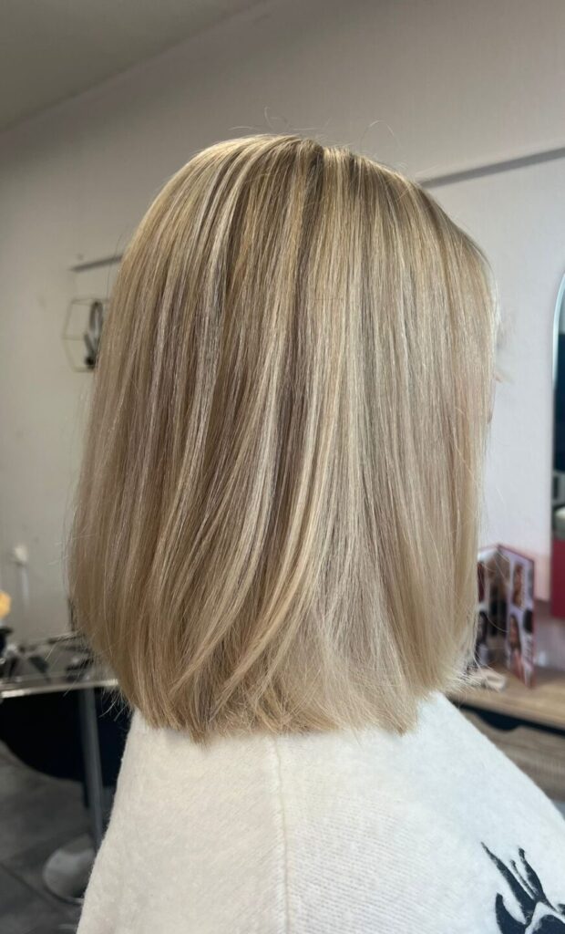 couleur_balayage_blond_carre_lisse