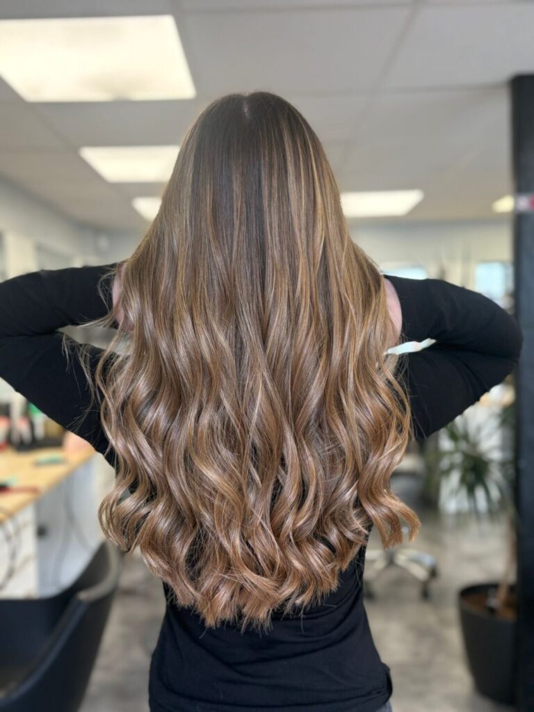 couleur_balayage_chatain_tres_long_boucles