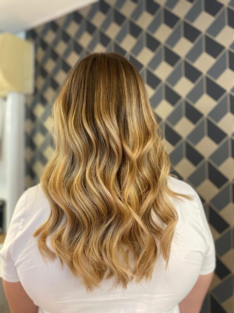 couleur_balayage_miel_long_boucles