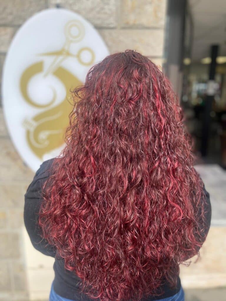 couleur_rouge_boucles_cheveux_naturels